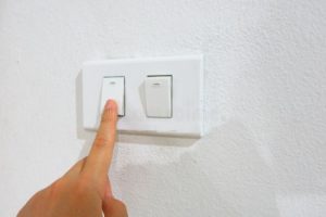 Почему выключатель не выключает свет при нажатии клавиши?