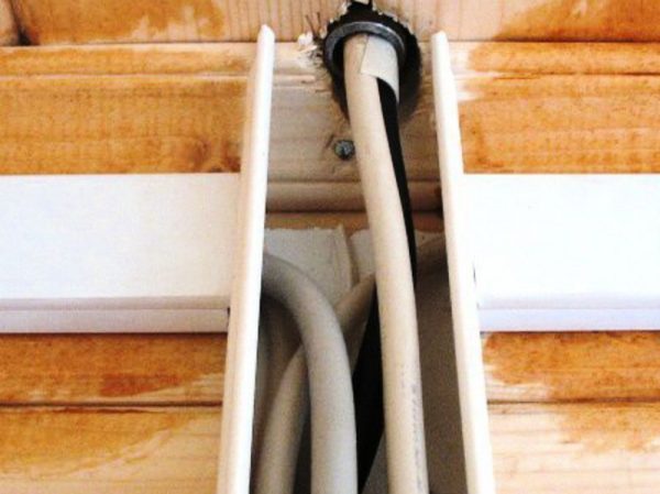 Металлическая гильза в отверстии входа кабеля в дом 