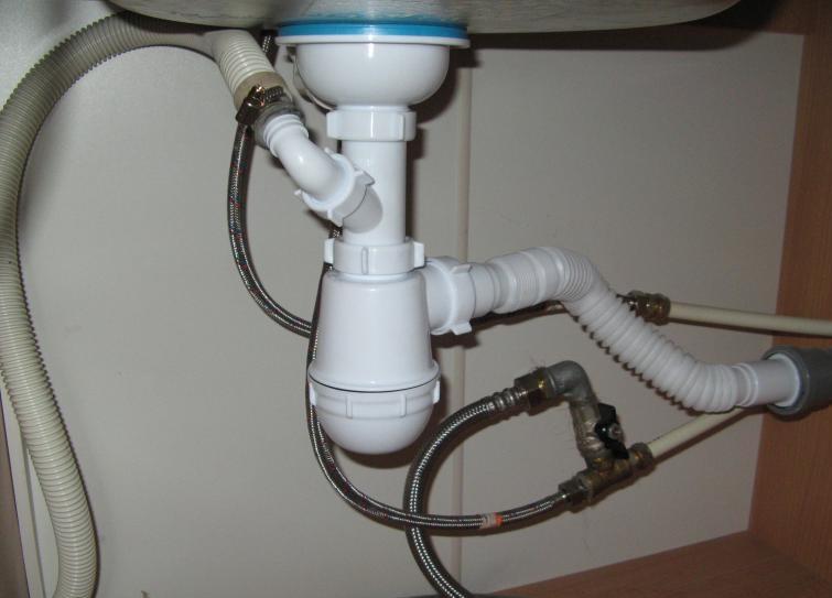 Использование сифона для подключения стиральной машины к канализации