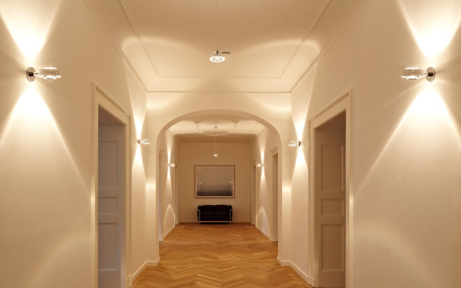 коридор с несколькими светильниками