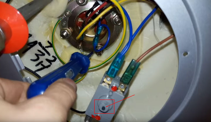 кнопка термостата в бойлере почему не включается