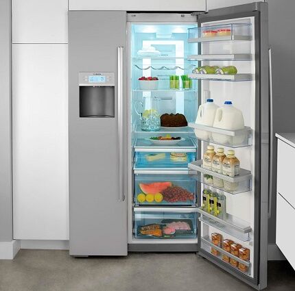 Модель холодильника с ледогенератором 