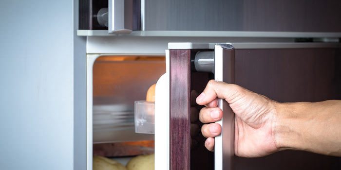 Закрывать дверь от холодильника.