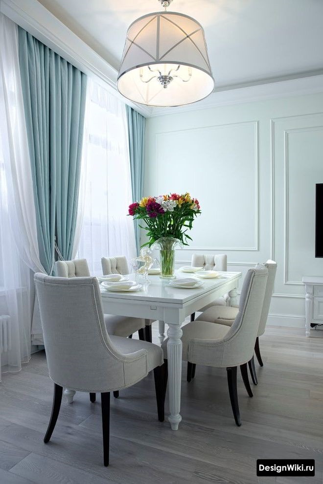 Бледно-голубые шторы в кухне-столовой в классическом стиле