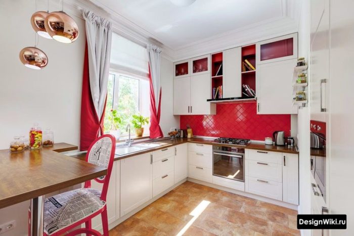 Красно-белые шторы на кухне