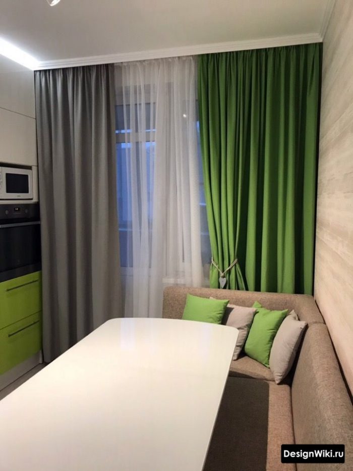 Серые и зеленые ассиметричные шторы на кухне