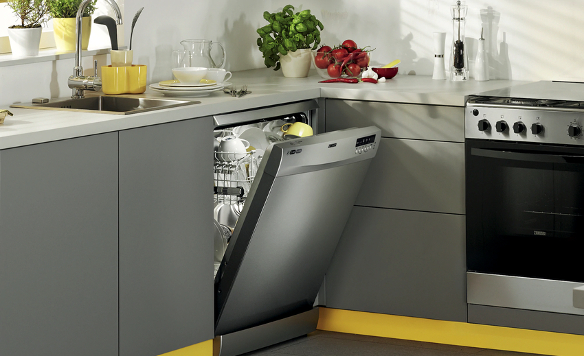 Посудомоечная машина к стенкам шкафчика фиксируется с помощью полимерных вкладышей