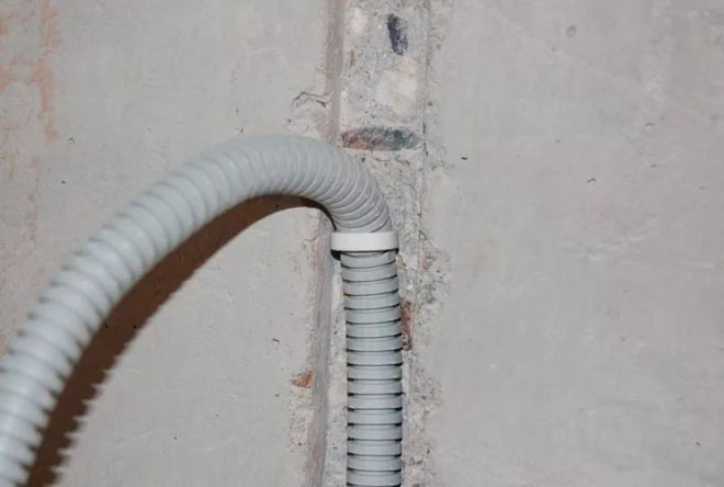 Зачем нужна гофра для электропроводки, как её подобрать и выполнить прокладку кабеля в гофре