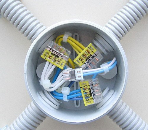 Монтаж открытой электропроводки в кабельных каналах квартиры