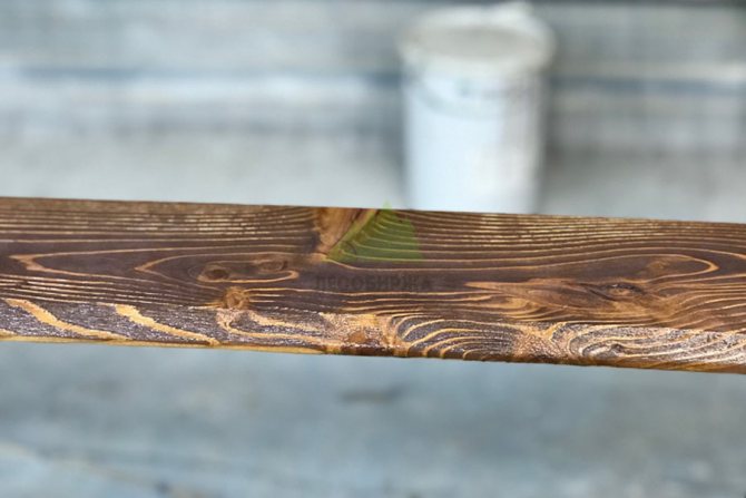 Финишная покраска состаренной древесины лаком