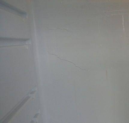 Трещины внутри камеры холодильника