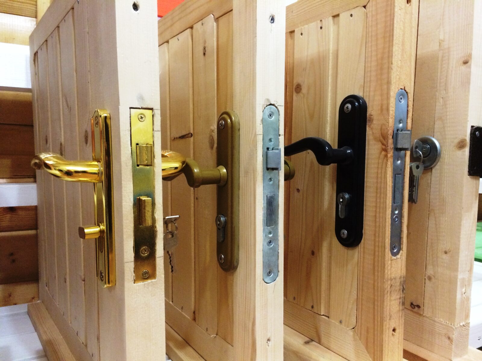 Ключевые особенности врезки замков в деревянные двери